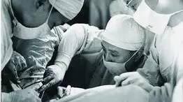 1960年吳階平院士率先實(shí)行第一例人體腎移植